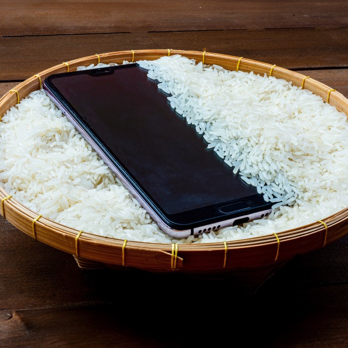 how does putting your phone in rice work