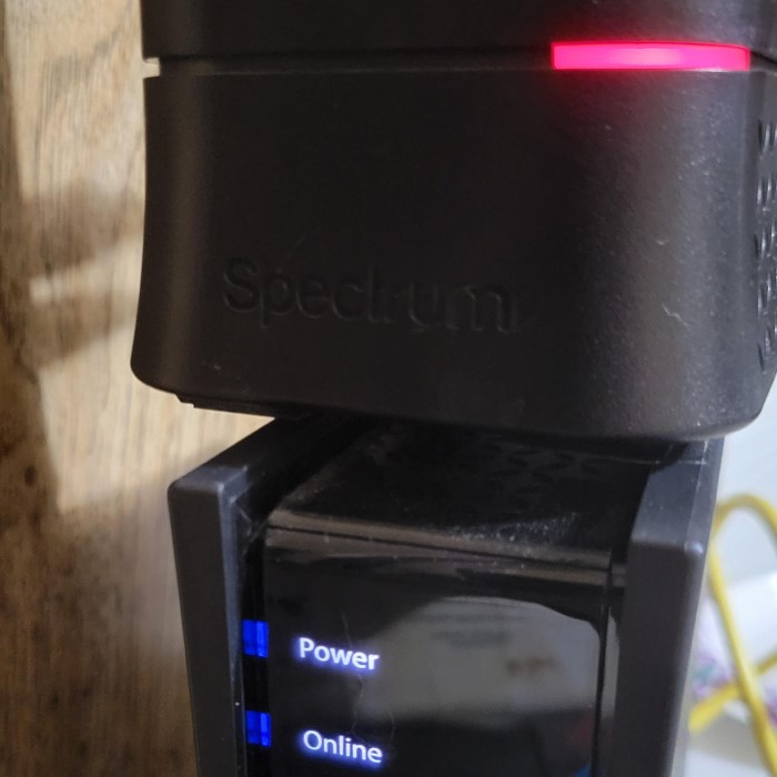 why is my spectrum wifi box blinking red