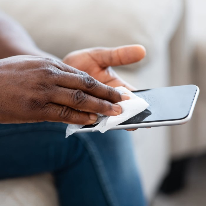 how to clean your phone screen