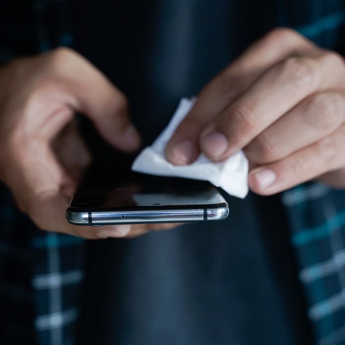 how to clean your phone screen